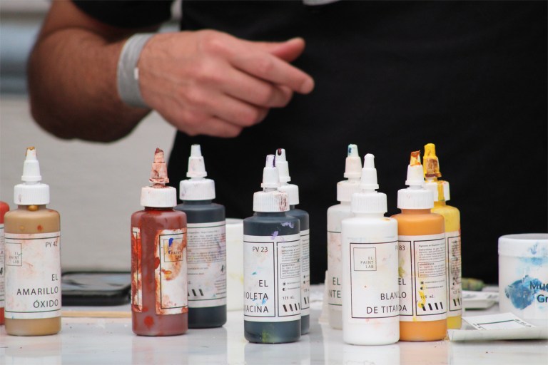 close up de el uso de los pigmentos liquidos durante las demostraciones en la feria de arte clavo